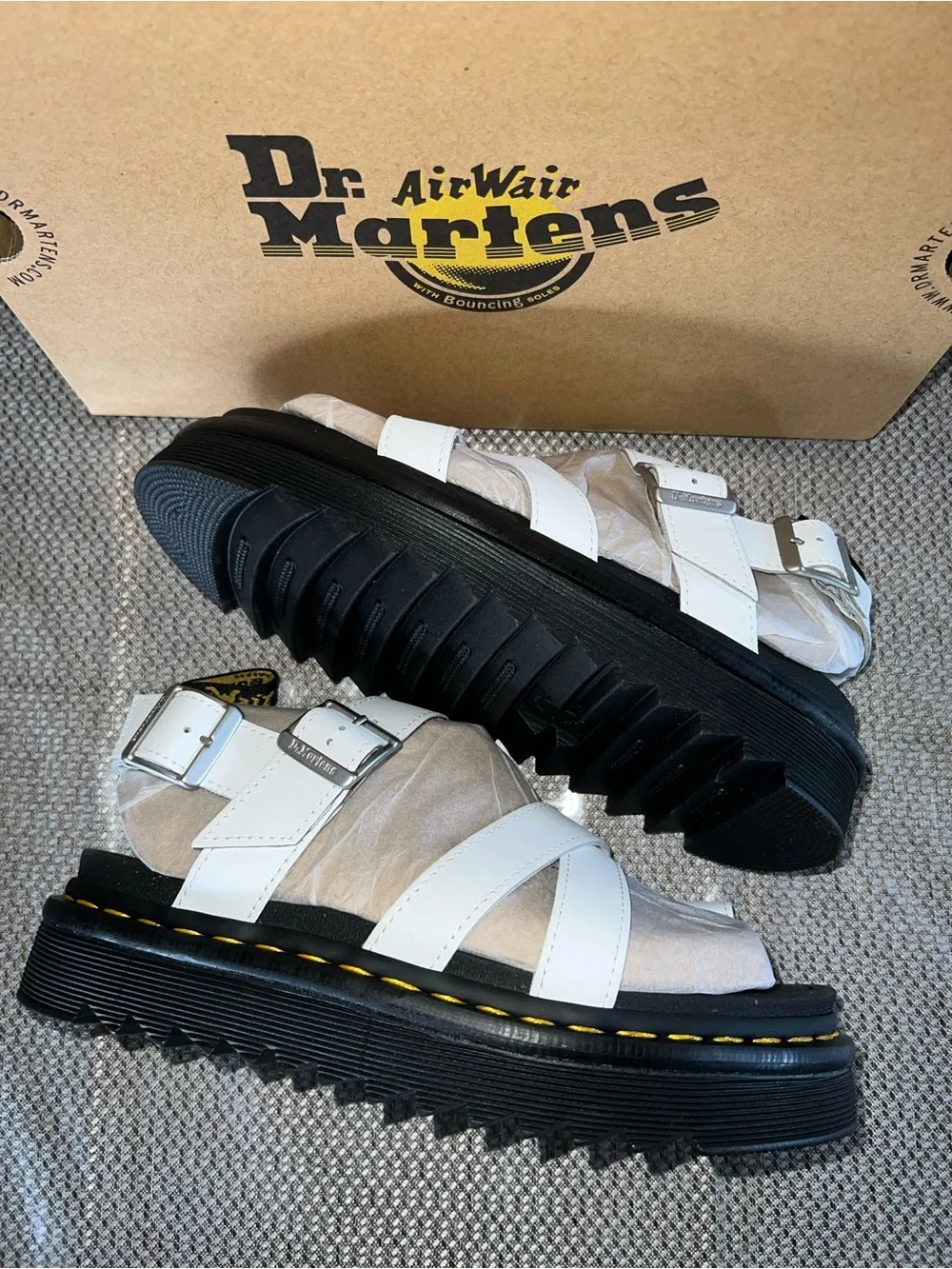 Dr. Martens Hydro Avry